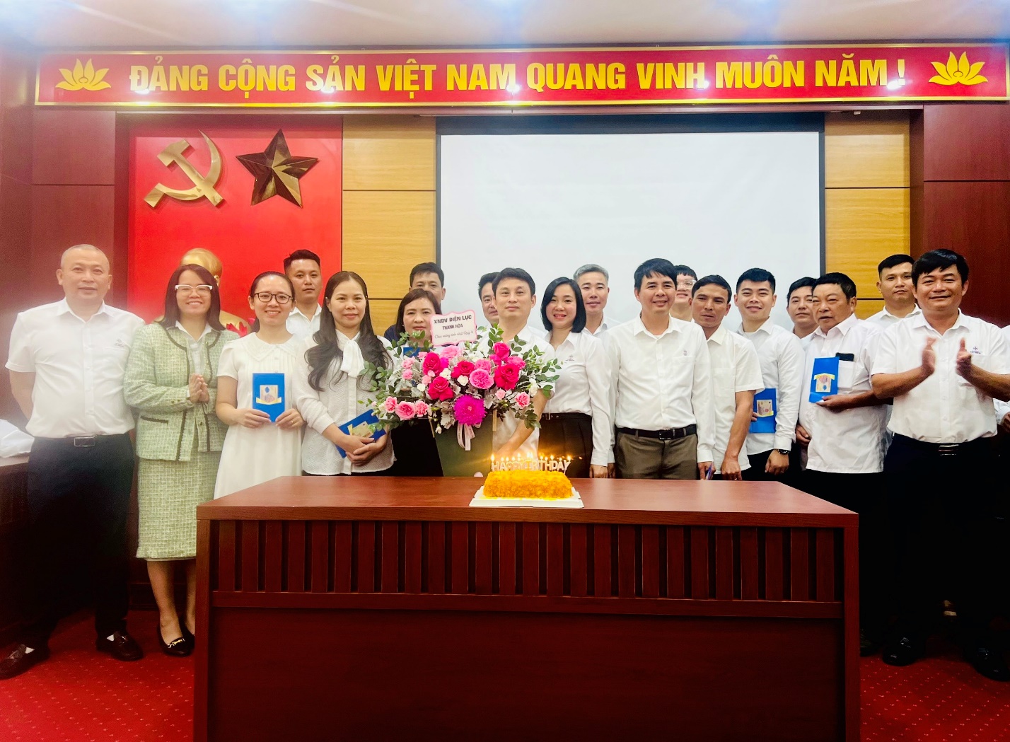 Xí nghiệp Dịch vụ Điện lực Thanh Hoá tổ chức sinh nhật cho CBCNV có sinh nhật trong quý IV